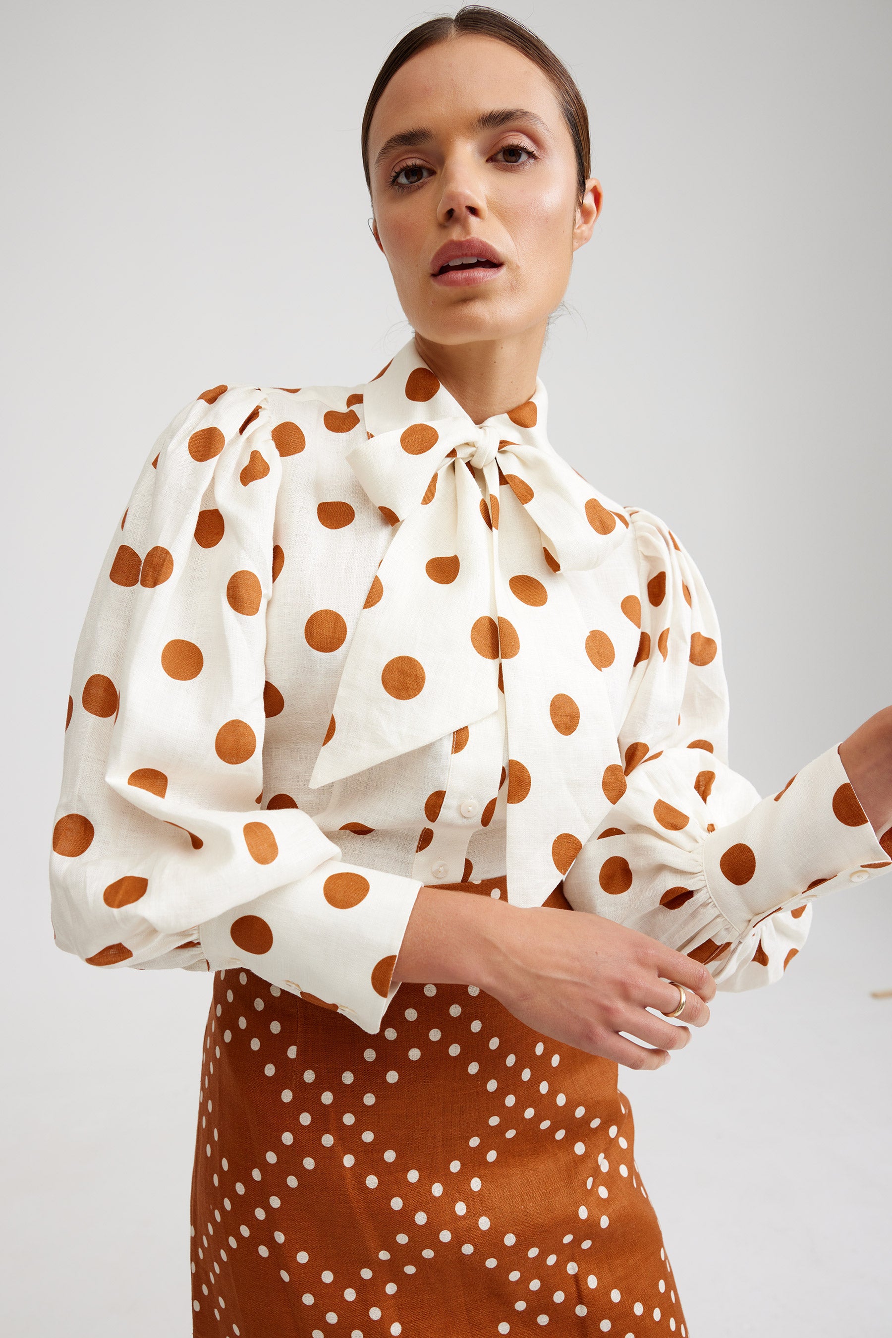 NOLA SHIRT IN MILK/CIGAR DOT