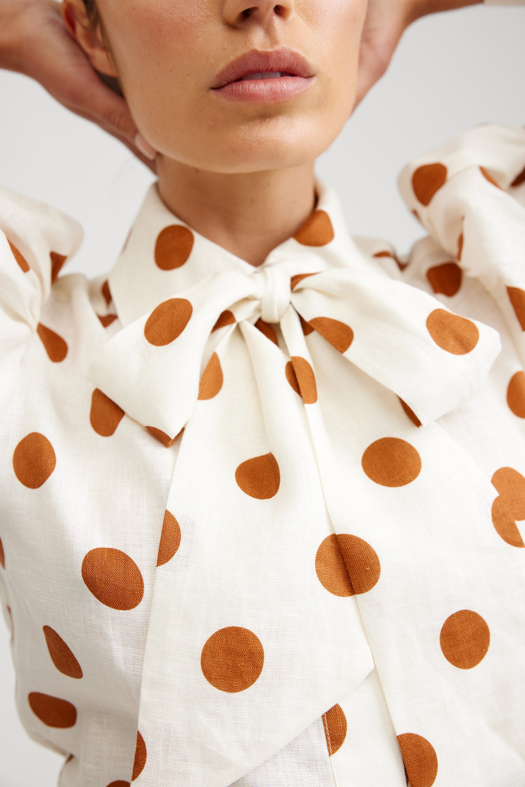 NOLA SHIRT IN MILK/CIGAR DOT