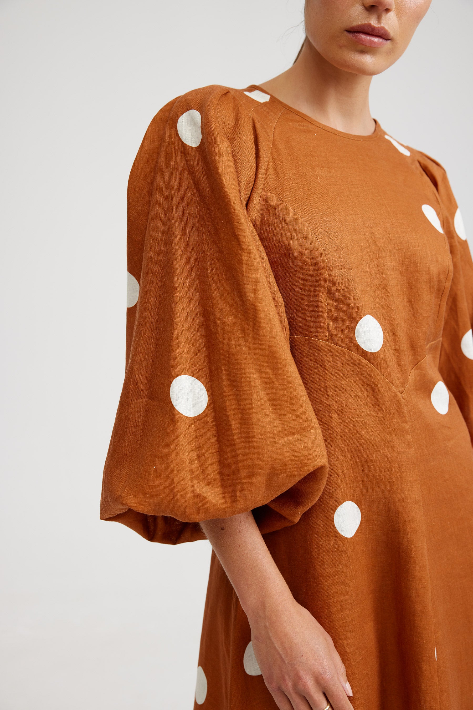 VINCE DRESS – CIGAR/MILK DOT